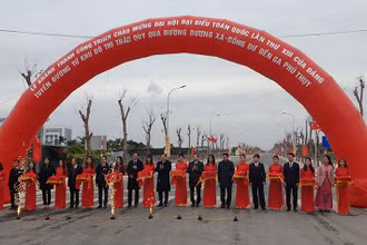 Lãnh đạo TP Hà Nội cắt băng khánh thành, thông xe kỹ thuật tuyến đường từ khu đô thị Trâu Quỳ qua đường Dương Xá-Đông Dư đến ga Phú Thụy.