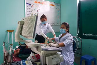 Các bác sĩ khám bệnh miễn phí cho người dân xã Hòa Khương.