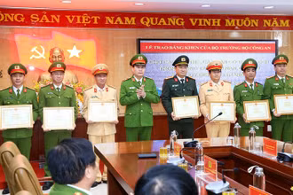 Thiếu tướng Lê Quốc Hùng, Thứ trưởng Công an trao Bằng khen của Bộ trưởng Công an tặng các tập thể và cá nhân xuất sắc.