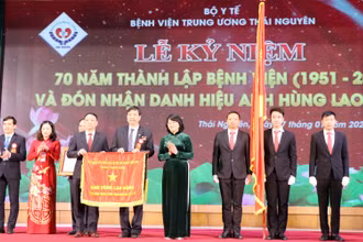 Phó Chủ tịch nước Đặng Thị Ngọc Thịnh trao danh hiệu cao quý cho Bệnh viện Trung ương Thái Nguyên.