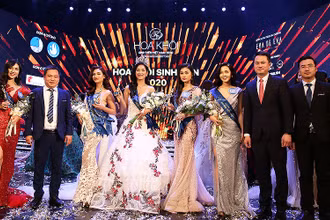 "Hoa khôi Sinh viên Việt Nam" năm 2020 Lê Thị Tường Vy (thứ năm từ phải sang) trong khoảnh khắc đăng quang.