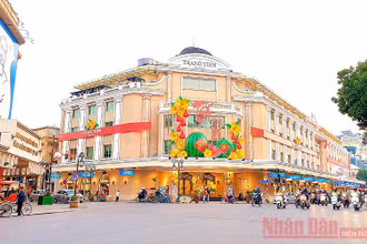 Đường phố Hà Nội đã bắt đầu trang hoàng đón Tết Tân Sửu (Ảnh: TRANG LINH)