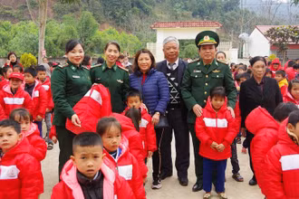 Trao áo ấm cho các em học sinh trường tiểu học Thông Thụ