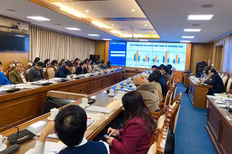 Các đại biểu tập trung thảo luận những nội dung liên quan đến mô hình Trường học an toàn, thân thiện và bình đẳng.