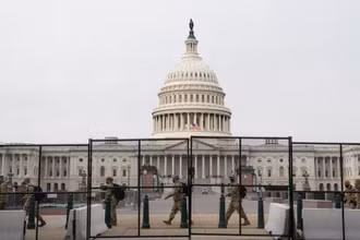 Dựng hàng rào an ninh chung quanh Đồi Capitol sau khi những người ủng hộ ông Trump xông vào tòa nhà này. (Ảnh: Reuters)