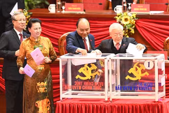 Tổng Bí thư, Chủ tịch nước Nguyễn Phú Trọng, Thủ tướng Nguyễn Xuân Phúc, Chủ tịch Quốc hội Nguyễn Thị Kim Ngân, Thường trực Ban Bí thư Trần Quốc Vượng bỏ phiếu bầu Ban Chấp hành Trung ương Đảng khóa XIII. (Ảnh: TRỌNG HẢI)