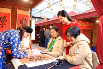 Hội chữ Xuân tại Văn Miếu - Quốc Tử Giám là một nét đẹp văn hóa dịp Tết Nguyên đán của người Hà Nội.
