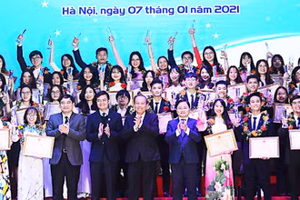Các đồng chí Lãnh đạo Đảng, Nhà nước, các bộ, ngành, đoàn thể cùng những "Sinh viên 5 tốt" cấp T.Ư năm nay.