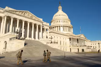 Lực lượng Vệ binh quốc gia bảo vệ khuôn viên Đồi Capital, ngày 10-1. (Ảnh: Reuters)