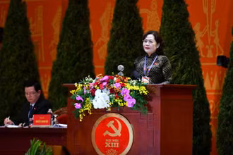 Thống đốc Ngân hàng Nhà nước Việt Nam Nguyễn Thị Hồng trình bày tham luận. 
