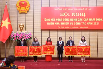 Lãnh đạo Thành ủy Hà Nội tặng cờ thi đua cho các HĐND các cấp có thành tích xuất sắc trong năm 2020.