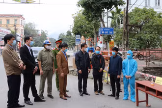 Thứ trưởng Nguyễn Trường Sơn cùng đoàn công tác chỉ đạo công tác chống dịch tại khu vực cách ly trên địa bàn TP Hòa Bình.