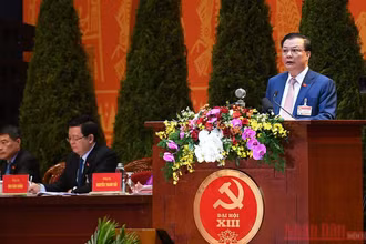 Đồng chí Đinh Tiến Dũng đọc tham luận tại Đại hội.