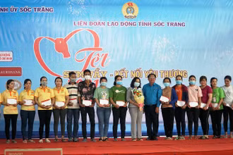 Trao quà Tết cho công nhân, người lao động trong Chương trình Tết sum vầy Tân Sửu 2021.
