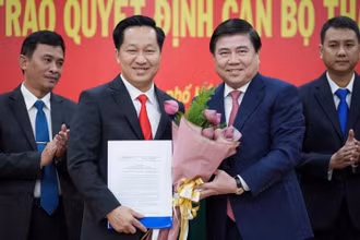 Đồng chí Nguyễn Thành Phong, Uỷ viên T.Ư Đảng, Chủ tịch UBND TP Hồ Chí Minh trao quyết định cho đồng chí Hoàng Tùng, Chủ tịch UBND TP Thủ Đức.