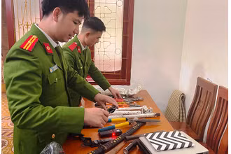 Công an thu giữ nhiều dụng cụ, tang vật vụ án.