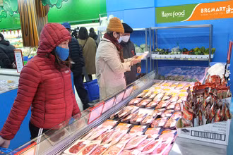 Người dân mua sắm tại siêu thị Haprofood/BRGMart.