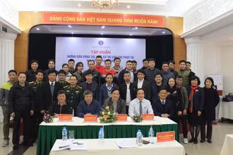 Các cán bộ y tế thamgia buổi tập huấn phục vụ cho Đại hội XIII của Đảng.