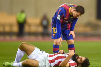 Messi hỏi thăm Villalibre sau pha va chạm. (Ảnh: The Guardian)