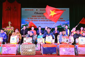 Trao quà cho hộ nghèo, hộ cận nghèo tại huyện Lâm Bình, tỉnh Tuyên Quang (Ảnh minh họa: Hải Chung).