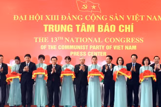 Các đồng chí Trần Quốc Vượng, Ủy viên Bộ Chính trị, Thường trực Ban Bí thư; đồng chí Võ Văn Thưởng, Ủy viên Bộ Chính trị, Bí thư Trung ương Đảng, Trưởng ban Tuyên giáo Trung ương; đồng chí Nguyễn Xuân Thắng, Bí thư Trung ương Đảng, Giám đốc Học viện Chính trị quốc gia Hồ Chí Minh, Chủ tịch Hội đồng Lý luận Trung ương cùng các đồng chí lãnh đạo Đảng, Nhà nước và các đại biểu thực hiện nghi thức khai trương Trung tâm báo chí.