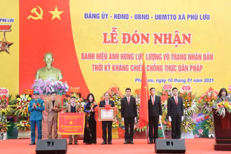 Phó Chủ tịch HĐND TP Hà Nội Phùng Thị Hồng Hà trao tặng danh hiệu Anh hùng Lực lượng vũ trang cho Đảng bộ, chính quyền và nhân dân xã Phù Lưu, huyện Ứng Hòa (Hà Nội).