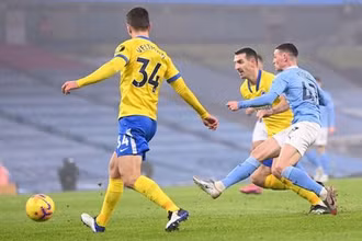 P. Foden (áo xanh) ghi bàn thắng duy nhất của trận đấu cho Man City.