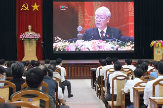 Hơn 600 cán bộ, học viên thuộc Học viện Chính trị khu vực III chăm chú theo dõi phiên khai mạc Đại hội.