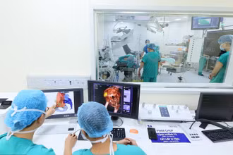 Các bác sĩ lên kế hoạch phẫu thuật trước mổ bằng công nghệ 3D.