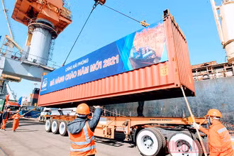 Cảng Hải Phòng đón mã hàng đầu tiên của năm 2021.