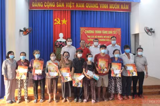 Trao quà và ấn phẩm báo Xuân Nhân Dân cho các hộ dân có hoàn cảnh khó khăn ở phường Bửu Long.