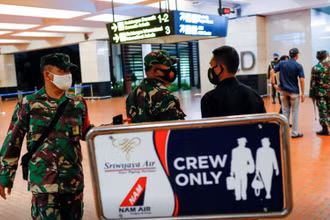 Binh sĩ có mặt tại Sân bay quốc tế Soekarno-Hatta, sau khi máy bay của hãng hàng không Sriwijaya Air bị mất liên lạc. (Ảnh: Reuters)