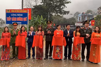 Đại biểu cắt băng khánh thành công trình thắp sáng đường quê tại thôn Đồng Tâm, xã Minh Dân, huyện Hàm Yên, tỉnh Tuyên Quang.