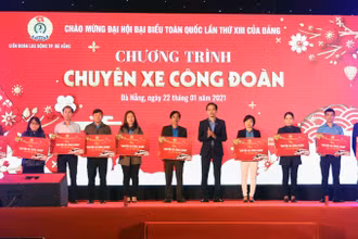Trao hỗ trợ chuyến xe công đoàn.