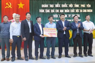 Tặng quà Tết cho hộ nghèo, hộ chính sách ở Phú Yên