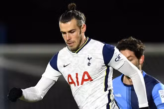 Bale mang về bàn gỡ hòa cho Tottenham. 