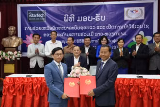 Thứ trưởng Kế hoạch và Đầu tư, Phó Chủ tịch Thường trực Ủy ban Hợp tác Lào - Việt Nam Khamphoi Keokinnaly (phải) tại lễ trao biên bản tài trợ dự án.