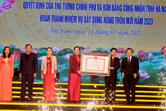 Phó Thủ tướng Chính phủ Trịnh Đình Dũng trao bằng công nhận tỉnh Hà Nam hoàn thành NTM năm 2020.