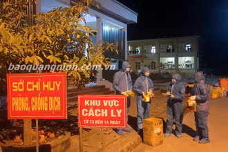 Lực lượng quân đội, y tế sẵn sàng tại khu cách ly Trung tâm GDTX thị xã Đông Triều - Quảng Ninh.