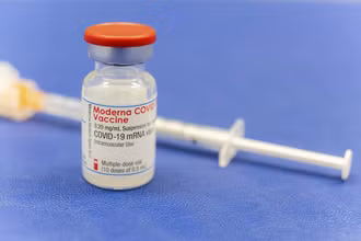 Một ống vaccine Moderna ngừa Covid-19, được đặt trên bàn tại khu tiêm chủng của Bệnh viện Diakonie ở Bremen, Đức ngày 15-1. Ảnh: AP.