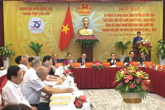 Chủ tịch Quốc hội phát biểu ý kiến tại buổi họp mặt.