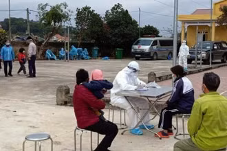 Lấy mẫu xét nghiệm SARS-CoV-2 tại thôn Kim Điền, xã Hưng Đạo, TP Chí Linh.