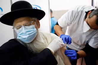 Mặc dù Israel đã tiến hành chương trình tiêm chủng vaccine ngừa Covid-19 cho người dân từ tháng trước, nhưng hiện nước này có thể phải giảm tốc hoặc thậm chí có thể ngừng hoàn toàn chương trình vì thiếu hụt vaccine. Ảnh: Reuters