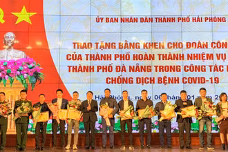Khen thưởng các cá nhân tham gia hỗ trợ Đà Nẵng chống dịch Covid-19.