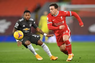 X. Shaqiri (áo đỏ, Liverpool) đi bóng trước Fred của Man United.
