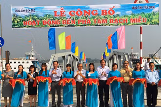 Đại biểu cắt băng công bố hoạt động bến phà tạm Rạch Miễu.