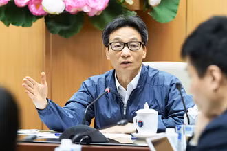 Phó Thủ tướng Chính phủ Vũ Đức Đam, Trưởng Ban chỉ đạo Quốc gia phòng, chống dịch Covid-19 đã tổ chức cuộc họp khẩn với Thường trực Ban chỉ đạo tại Bộ Y tế.