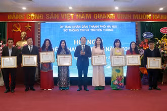 Thứ trưởng TT và TT Phạm Anh Tuấn trao Bằng khen của Chủ tịch UBND TP Hà Nội cho các tập thể, cá nhân của Sở TT và TT Hà Nội.
