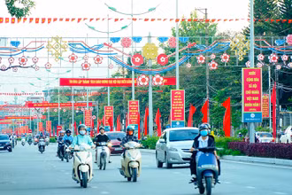 Đường phố TP Điện Biên Phủ (Điện Điên) rực rỡ chào mừng thành công Đại hội. Ảnh Lê Lan.
