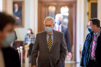 Lãnh đạo phe đa số tại Thượng viện Mỹ Mitch McConnell tại Đồi Capital, ở Washington DC, Mỹ, ngày 30-12-2020. (Ảnh: Gurdian)